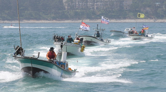 지난 19일 오후 울산 앞바다에서 어업인들이 배를 타고 일본 정부의 후쿠시마 원전 오염수 방류를 규탄하는 해상 시위를 하고 있다. <연합뉴스>